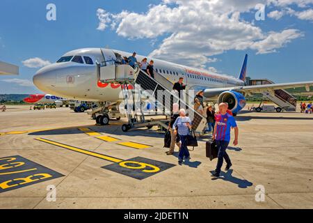 Passagiere steigen aus Flugzeugen aus, die von Jet2 Holidays und Jet2.com betrieben werden. Stockfoto