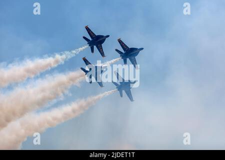 Die United States Navy Blue Angels fliegen die F/A-18 Super Hornet E/F auf der MidSouth Air Show über Millington, Tennessee am 18. 2022. Juni Stockfoto