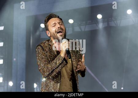 Padua, Venetien, Italien. 18.. Juni 2022. Der italienische Singer-Songwriter Cesare Cremonini tritt mit seiner Stadi 2022-Tournee in Padua auf. (Bild: © Mimmo Lamacchia Mimmolamacchia.I/Pacific Press via ZUMA Press Wire) Stockfoto