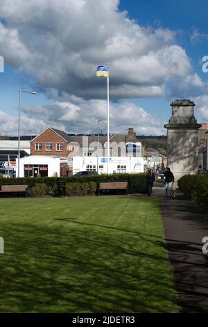 Ukrainische Flagge auf Fahnenmast in Shepton Mallett Stockfoto