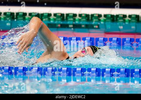 BUDAPEST, UNGARN - 20. JUNI: Die Niederländerin Marrit Steenbergen startet beim Freistil-Halbfinale der Frauen 200m während der FINA-Schwimmweltmeisterschaften in der Duna Arena am 20. Juni 2022 in Budapest, Ungarn (Foto: Nikola Krstic/Orange Picles) Stockfoto