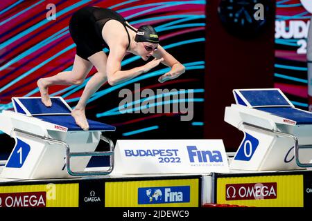 BUDAPEST, UNGARN - 20. JUNI: Die Niederländerin Marrit Steenbergen startet beim Freistil-Halbfinale der Frauen 200m während der FINA-Schwimmweltmeisterschaften in der Duna Arena am 20. Juni 2022 in Budapest, Ungarn (Foto: Nikola Krstic/Orange Picles) Stockfoto