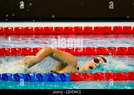 BUDAPEST, UNGARN - 20. JUNI: Die Niederländerin Marrit Steenbergen startet beim Freistil-Halbfinale der Frauen 200m während der FINA-Schwimmweltmeisterschaften in der Duna Arena am 20. Juni 2022 in Budapest, Ungarn (Foto: Nikola Krstic/Orange Picles) Stockfoto