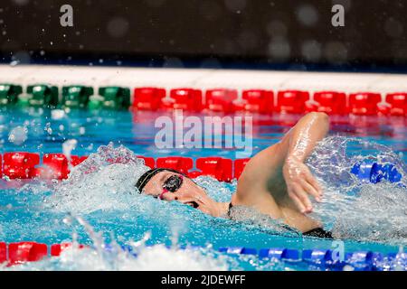 BUDAPEST, UNGARN - 20. JUNI: Die Niederländerin Marrit Steenbergen startet beim Freistil-Halbfinale der Frauen 200m während der FINA-Schwimmweltmeisterschaften in der Duna Arena am 20. Juni 2022 in Budapest, Ungarn (Foto: Nikola Krstic/Orange Picles) Stockfoto