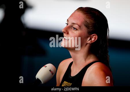 BUDAPEST, UNGARN - 20. JUNI: Marrit Steenbergen aus den Niederlanden nach dem Wettkampf im Freistil-Halbfinale der Frauen 200m während der FINA-Schwimmweltmeisterschaften in der Duna Arena am 20. Juni 2022 in Budapest, Ungarn (Foto: Nikola Krstic/Orange Picles) Stockfoto