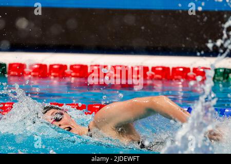 BUDAPEST, UNGARN - 20. JUNI: Die Niederländerin Marrit Steenbergen startet beim Freistil-Halbfinale der Frauen 200m während der FINA-Schwimmweltmeisterschaften in der Duna Arena am 20. Juni 2022 in Budapest, Ungarn (Foto: Nikola Krstic/Orange Picles) Stockfoto