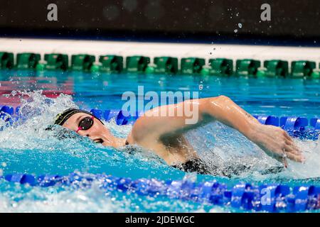 BUDAPEST, UNGARN - 20. JUNI: Die Niederländerin Marrit Steenbergen startet beim Freistil-Halbfinale der Frauen 200m während der FINA-Schwimmweltmeisterschaften in der Duna Arena am 20. Juni 2022 in Budapest, Ungarn (Foto: Nikola Krstic/Orange Picles) Stockfoto