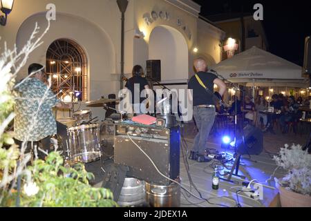 19. Juni 2022, Casal Velino Marina, Salerno, Italien: ''Lumen del mundo'' ist das neue Album von 23 und Beyond the Infinite, Benevento-Rockband mit viel Erfahrung hinter ihnen. Das Album enthält acht Ohrfeigen, die aus einem guten Stück Lärm, Psychedelia und verschiedenen Feedbacks bestehen. Ich könnte Radio Moskau zitieren, um Ihnen zu verstehen, aus welcher dunklen Ecke der Verzweiflung der Ton kommt. Wir stehen vor etwas, das überhaupt nicht originell ist, aber es ist sicherlich mächtig und kommt, um die Stimmungen der Generation X wieder aufzunehmen, vor dem Aufkommen der sozialen Medien. Eine schöne, interessante Platte, die nicht sein kann Stockfoto