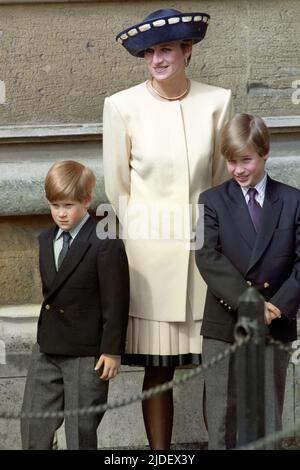 Datei-Foto vom 19/4/1992 von der Prinzessin von Wales mit ihren Söhnen, Prinz William, rechts, und Prinz Harry vor der St. George's Chapel in Windsor Castle. Der Herzog von Cambridge feiert am Dienstag seinen 40.. Geburtstag. Ausgabedatum: Montag, 20. Juni 2022. Stockfoto