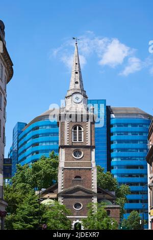 Der Turm des 18.. Jahrhunderts St. Botolph-without-Aldgate in der City of London, Großbritannien, von Minories aus gesehen Stockfoto