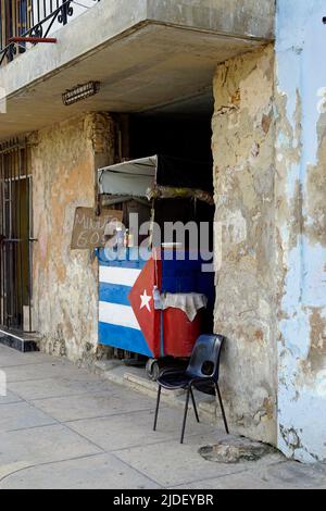 kubanische Flagge in einem kleinen Lebensmittelgeschäft in den Straßen von cardenas Stockfoto