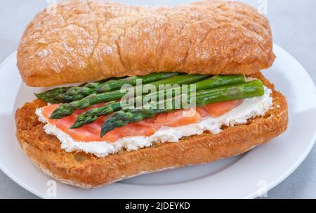 Ciabatta-Sandwich mit Frischkäse, Lachs und Spargel Stockfoto