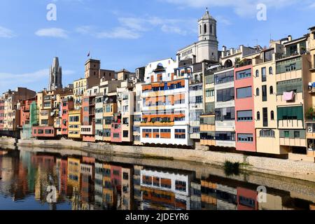 Farbenfrohe Häuser am Fluss Onyar in Girona, Katalonien, Spanien Stockfoto