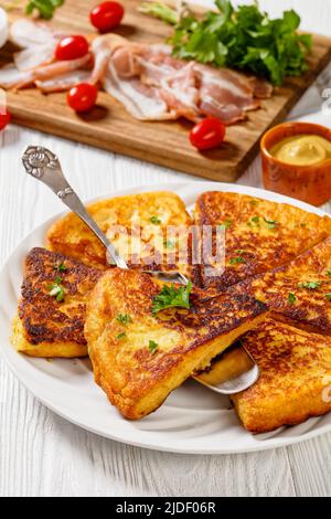 Kartoffelfarbe, Irish Potato Cakes, Kartoffelbrot auf weißem Teller auf weißem Holztisch mit Speck, Tomaten und Petersilie im Hintergrund, vertikale Ansicht, Klo Stockfoto