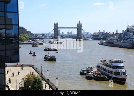 Blick vom Büro am nördlichen Ufer der Themse, Richtung Osten zur Tower Bridge, in London, Großbritannien Stockfoto
