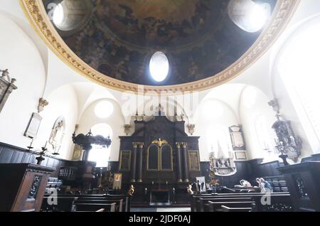 Das Innere der St. Mary Abchurch, einer der schönsten Pfarrkirchen von Sir Christopher Wren, in der Nähe der Cannon Street in der City of London, Großbritannien Stockfoto