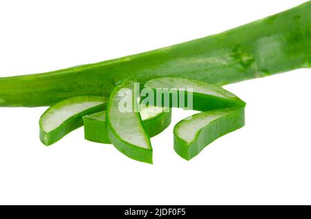 Aloe Vera Blatt mit geschnittenen Stücken auf weißem Hintergrund. Konzept der Naturmedizin. Stockfoto