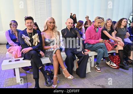 Munroe Bergdorf ist ein englisches Model, das an der Catwalk GFW 2022 Opening Catwalk Show im Coal Drops Yard, King Cross, London, UK, teilnimmt. - 20. Juni 2022. Stockfoto