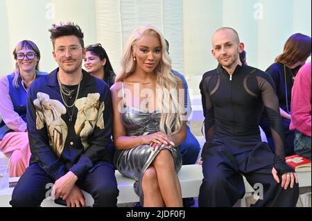 Munroe Bergdorf ist ein englisches Model, das an der Catwalk GFW 2022 Opening Catwalk Show im Coal Drops Yard, King Cross, London, UK, teilnimmt. - 20. Juni 2022. Stockfoto