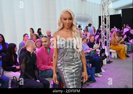 Munroe Bergdorf ist ein englisches Model, das an der Catwalk GFW 2022 Opening Catwalk Show im Coal Drops Yard, King Cross, London, UK, teilnimmt. - 20. Juni 2022. Stockfoto