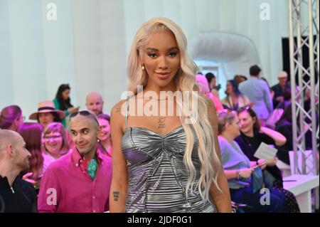 Munroe Bergdorf ist ein englisches Model, das an der Catwalk GFW 2022 Opening Catwalk Show im Coal Drops Yard, King Cross, London, UK, teilnimmt. - 20. Juni 2022. Stockfoto