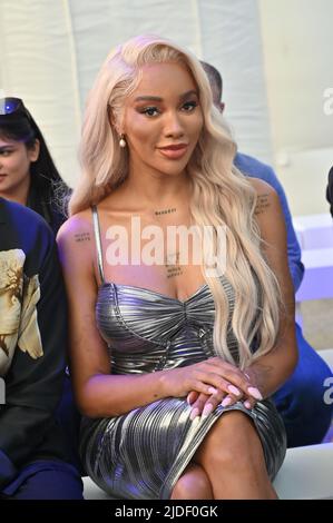 Munroe Bergdorf ist ein englisches Model, das an der Catwalk GFW 2022 Opening Catwalk Show im Coal Drops Yard, King Cross, London, UK, teilnimmt. - 20. Juni 2022. Stockfoto