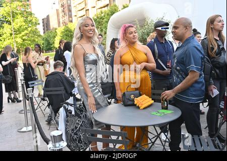 Munroe Bergdorf ist ein englisches Model, das an der Catwalk GFW 2022 Opening Catwalk Show im Coal Drops Yard, King Cross, London, UK, teilnimmt. - 20. Juni 2022. Stockfoto