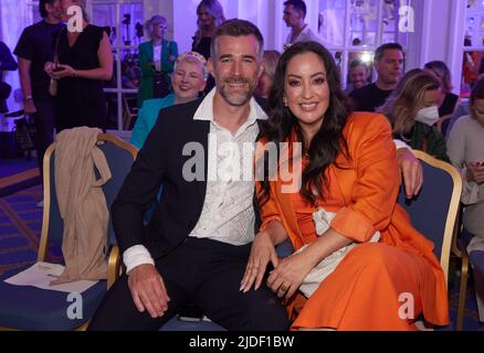 Hamburg, Deutschland. 20.. Juni 2022. Jo Well, Schauspieler, und Miyabi Kawai, Stylistin, kommen zur Ernsting's Family Fashion Show im Hotel 'Atlantic'. Quelle: Georg Wendt/dpa/Alamy Live News Stockfoto