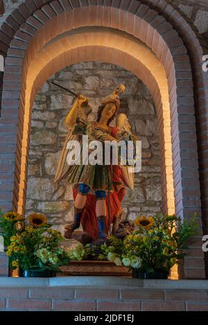 Die Grotta di San Michele Arcangelo, die 1890 auf den Überresten der alten Kirche umgebaut und erweitert wurde. Stockfoto