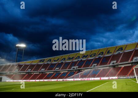 Bangkok, Thailand. 19.. Juni 2022. Eine Landschaft des Rajamangala-Stadions während eines Vormatches vor dem Spiel Bangkok Century Cup 2022 .Start am 12.Juli2022 (Bild: © varit Soponpis/Pacific Press via ZUMA Press Wire) Stockfoto