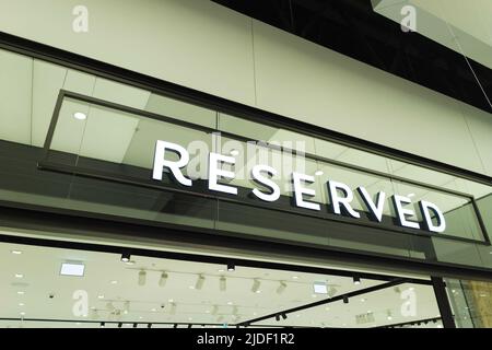 Vilnius, Litauen - 16. Juni 2022: Logoschild am Eingang des Bekleidungs- und Schuhwarenladens im Einkaufszentrum Akropolis. Reserviert ist ein Polin Stockfoto