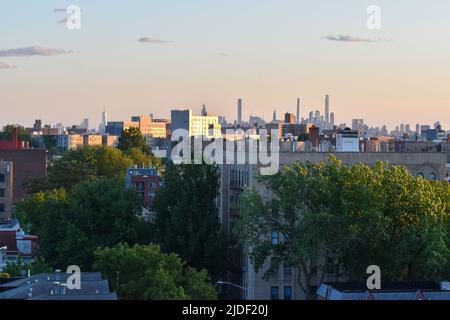 Bronx, New York, USA. 19.. Juni 2022. Die Skyline von Manhattan ist am 19. Juni 2022 aus der Ferne in der Bronx zu sehen. (Bild: © Ryan Rahman/Pacific Press via ZUMA Press Wire) Stockfoto