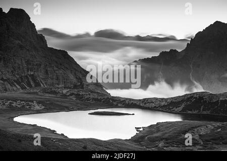 Stimmungsvolle Sonnenaufgänge am Laghi dei Piani (Piani-Seen) in den Sextener Dolomiten. Wolkenflut über Tälern. Berggipfel. Italienische Alpen. Europa. Stockfoto