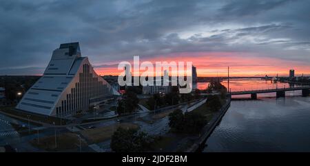 Panoramablick auf die Lettische Nationalbibliothek in Riga während des epischen Abenduntergangs. Stockfoto