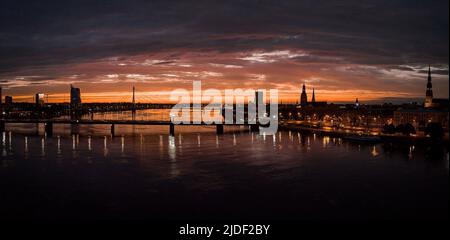 Wunderschöne Luftaufnahme des Sonnenuntergangs über der Altstadt von Riga in Lettland. Stockfoto