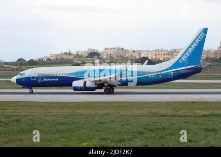 Ryanair Boeing 737-8AS (REG: Ei-DCL) mit Schubumkehrern auf Start- und Landebahn 31. Besonderes Boeing-Farbkonzept. Stockfoto