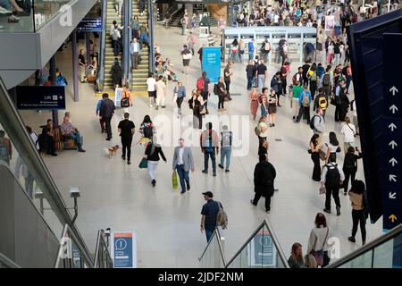 Waterloo, London, Großbritannien. 20.. Juni 2022. Passagiere im Bahnhof Waterloo in London vor Beginn des nationalen Eisenbahnstreiks durch Mitglieder der RMT-Gewerkschaft. Kredit: Matthew Chattle/Alamy Live Nachrichten Stockfoto