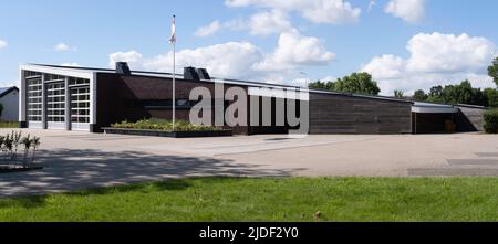 Feuerwehrhaus mit Feuerwehrauto-Garage in Lemmer, Niederlande. Breites Bild Stockfoto