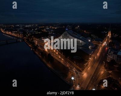 Panoramablick auf die Lettische Nationalbibliothek in Riga während des epischen Abenduntergangs. Stockfoto