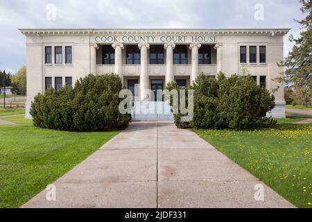 Das Cook County Courthouse mit ionischen Säulen im Stil der Klassischen Wiedergeburt von 1911 in Grand Marais, Minnesota, USA Stockfoto