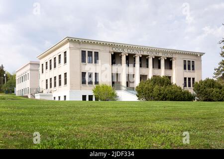 Das Cook County Courthouse mit ionischen Säulen im Stil der Klassischen Wiedergeburt von 1911 in Grand Marais, Minnesota, USA Stockfoto