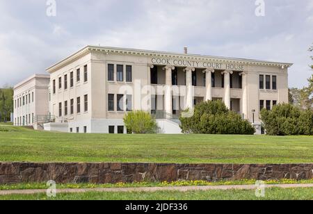 Das Cook County Courthouse mit ionischen Säulen im Stil der Klassischen Wiedergeburt von 1911 in Grand Marais, Minnesota, USA Stockfoto