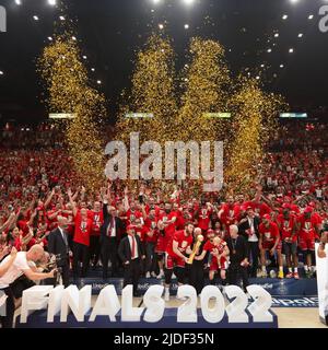 Mailand, Italien. 18.. Juni 2022. Italien, Mailand, juni 18 2022: A/X Armani Exchange Milan Titelfeier während des Basketballspiels A/X Armani Exchange Milan vs Virtus Bologna, Finale game6 LBA 2021-2022 im Mediolanum Forum (Bildquelle: © Fabrizio Andrea Bertani/Pacific Press via ZUMA Press Wire) Stockfoto
