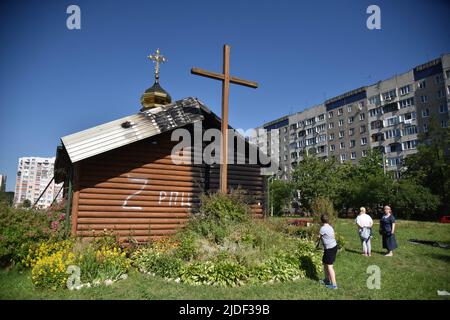 Die Gemeindemitglieder der illegal installierten Kirche der Ukrainisch-Orthodoxen Kirche des Moskauer Patriarchats (UZK-MP), die gestern Abend in Lemberg niedergebrannt ist, untersuchen die Schäden am Gebäude. Stockfoto