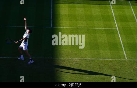 Jack Draper bedient Jenson Brooksby am dritten Tag des Rothesay International Eastbourne im Devonshire Park, Eastbourne. Bilddatum: Montag, 20. Juni 2022. Stockfoto