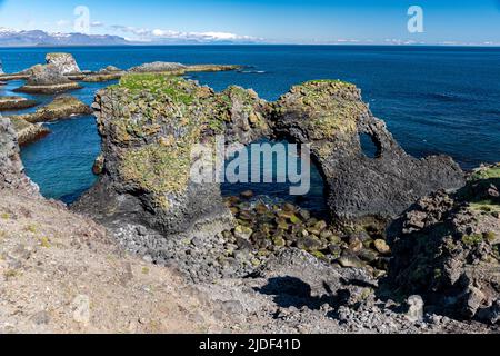 Der Gatklettur-Steinbogen in Arnarstapi auf der Halbinsel Snæfellsnes, Westisland Stockfoto