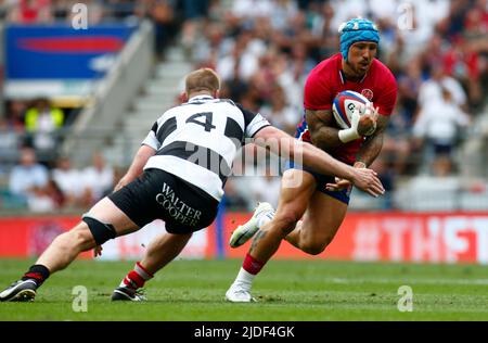 LONDON ENGLAND - JUNI 19 : Englands Jack Nowell (Exeter Chiefs, 39 Kappen) während der internationalen Freundschaften zwischen England gegen Barbaren F.C in Twi Stockfoto