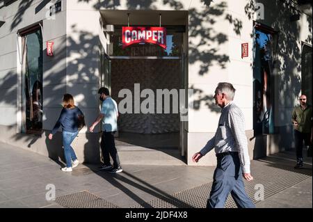 Fußgänger laufen am spanischen, multinationalen Hersteller- und Schuheinzelhandelsmarkt Camper in Spanien vorbei. Stockfoto