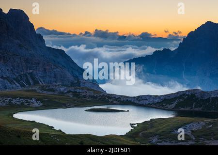 Stimmungsvolle Sonnenaufgänge am Laghi dei Piani (Piani-Seen) in den Sextener Dolomiten. Wolkenflut über Tälern. Berggipfel. Italienische Alpen. Europa. Stockfoto