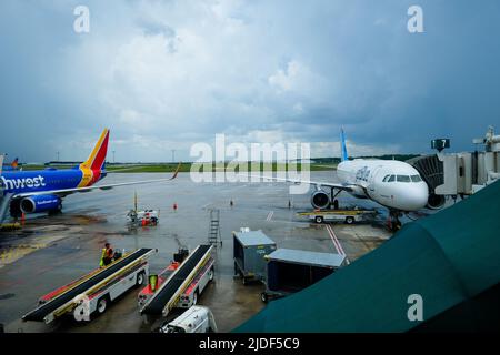 Stock-Bilder von South West und JetBlue Airlines. Aktuelle Flugverspätungen in den USA. Bodenpersonal, das Flüge und Gepäckförderer verwaltet. Stockfoto